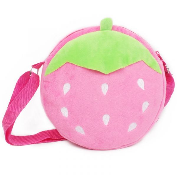 Sac à dos en peluche de fraise pour enfants rose avec des détails en vert et blanc et un fond blanc