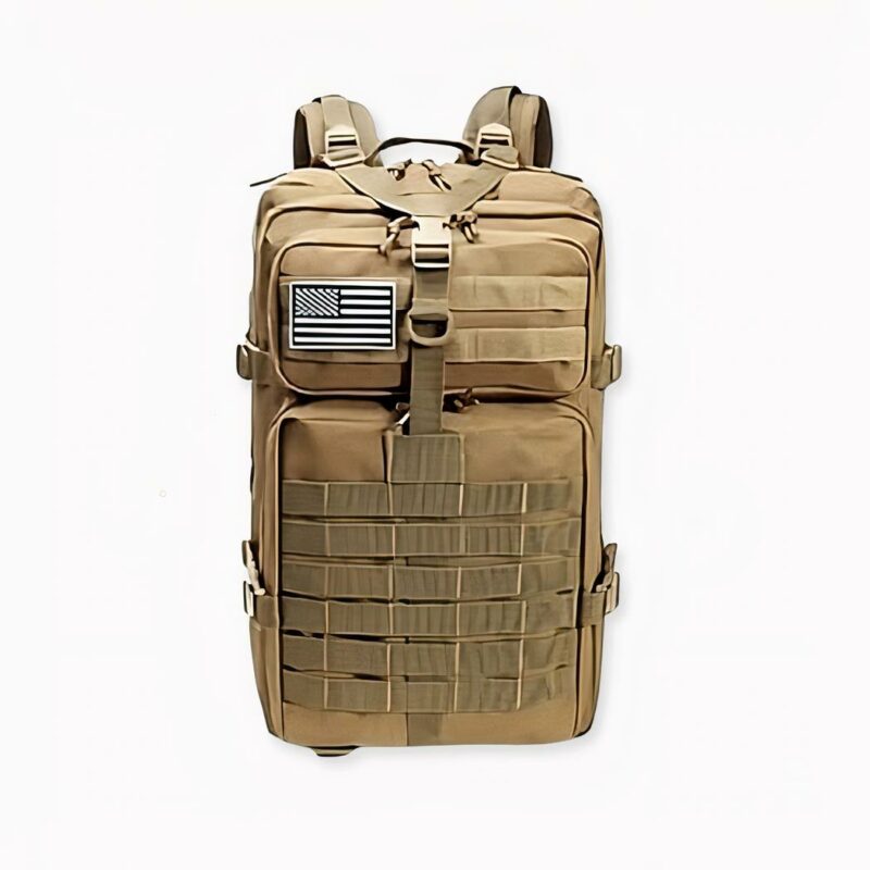 Grand sac à dos militaire spécial 50L beige avec sur fond gris clair.