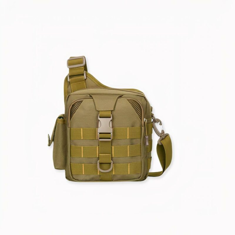 Ce sac à bandoulière militaire divers compartiments, entièrement en nylon, est très résistante et ne craint pas l'eau. Ses nombreux rangements permettent d'y mettre du matériel numérique en sécurité. Sa sangle est réglable pour vous offrir le meilleur confort.