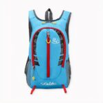 Sac à dos de ski étanche et respirant de 20L en version bleue, sur fond gris clair.