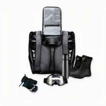 Sac à dos étanche de grande taille pour chaussures et planche de snowboard ou skis sur fond gris clair.
