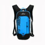 Sac à dos pour le ski 6L imperméable et respirant en version bleue, sur fond gris clair.