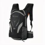 Sac à dos ultra-léger et étanche d'une capacité de 16 L en version noire, sur fond gris clair.