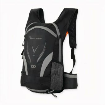Sac à dos ultra-léger et étanche d'une capacité de 16 L en version noire, sur fond gris clair.
