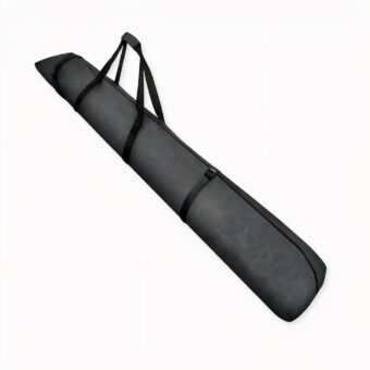 Sac à dos de ski ou snowboard imperméable et à longueur réglable sur fond gris clair.