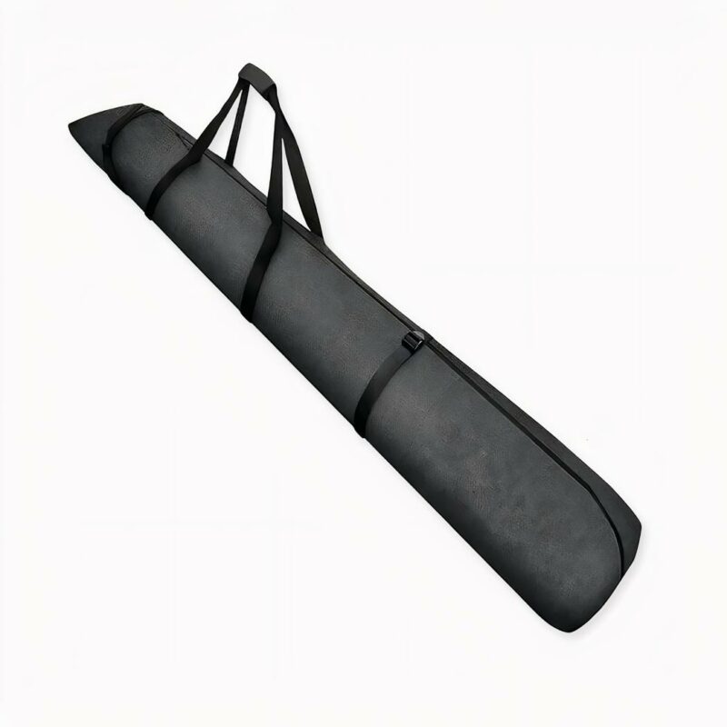 Sac à dos de ski ou snowboard imperméable et à longueur réglable sur fond gris clair.