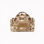 Le sac à dos est doté d'une grande poche principale avec une fermeture à glissière et de multiples poches latérales et avant pour ranger facilement tous vos objets essentiels. Vous trouverez également des boucles métalliques sur le devant pour fixer des accessoires supplémentaires.