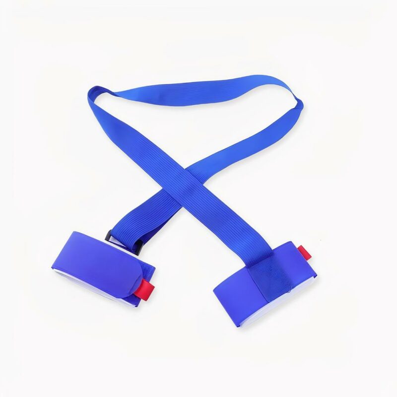 Sangle d'épaule pour ski ou snowboard sur fond gris clair.