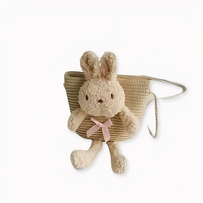 Sac à bandoulière en paille colorée avec lapin beige, bonne qualité et très à la mode.