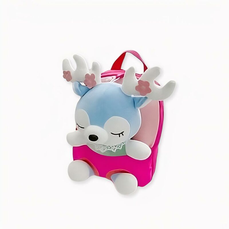 Sac à dos d'école en peluche pour enfant rose dans un lit blanc et une peluche blanche sur le côté. Bonne qualité et très pratique.