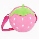 Sac à dos en peluche de fraise pour enfants rose avec des détails en vert et blanc, bonne qualité et très à la mode.