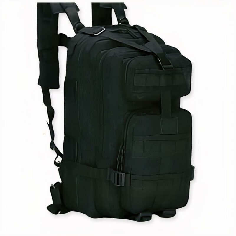 Sac à dos militaire 30L en noir, sur fond gris clair.