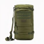 Sac à dos militaire avec rangement pour ordinateur portable sur fond gris clair.