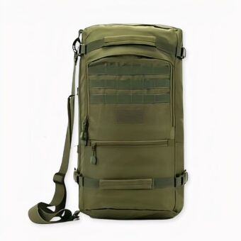 Sac à dos militaire avec rangement pour ordinateur portable sur fond gris clair.