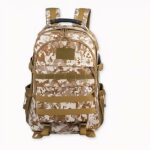 Sac à dos militaire de grande capacité et étanche sur fond gris clair.