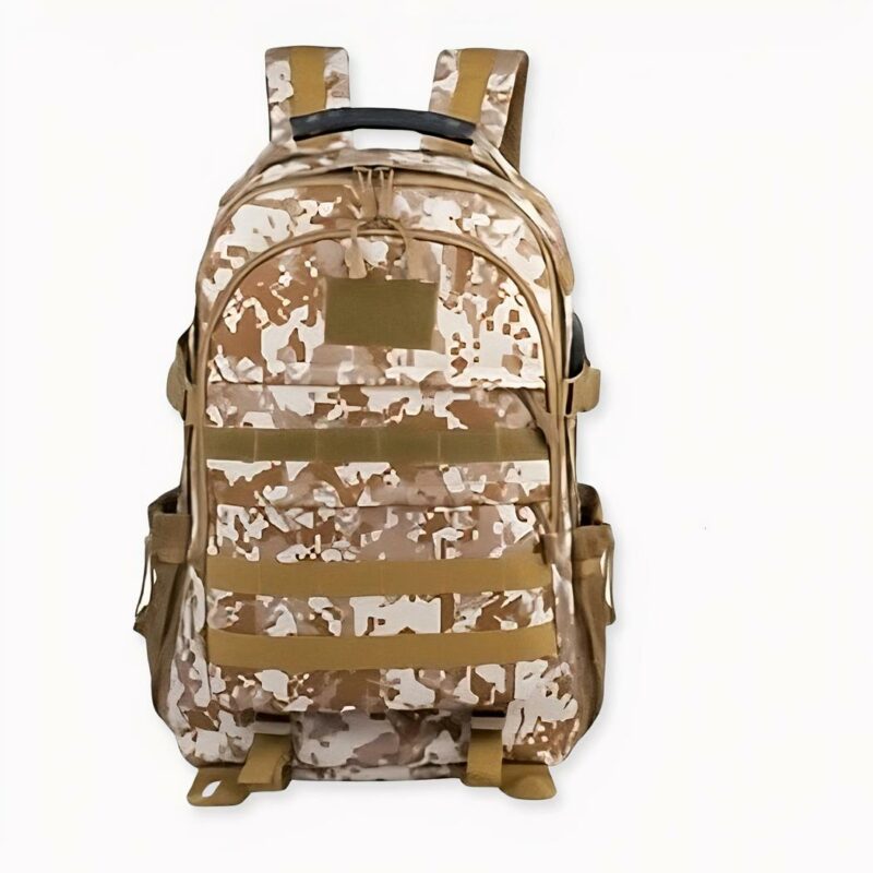 Sac à dos militaire de grande capacité et étanche sur fond gris clair.