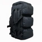 Sac à dos militaire grande capacité 90L en noir sur fond gris clair.
