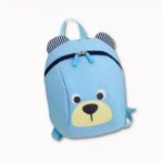 Sac à dos ourson pour enfants rouge avec un fond un mur blanc,