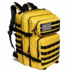 Sac à dos militaire de couleur jaune avec un fond blanc