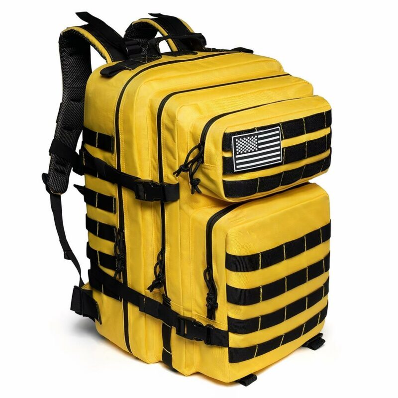 Sac à dos militaire de couleur jaune avec un fond blanc