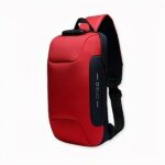 Sac à bandoulière antivol rouge avec un fond blanc