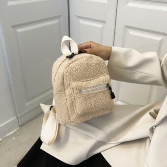 Sacs à dos en moumoute beige avec un fond une femme qui porte le sac