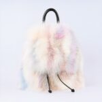 Sac à dos en fourrure multicolore avec un fond blanc