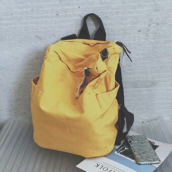 Sac à dos de voyage en toile jaune avec un fond bleu