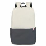 Sac à dos étanche pour ordinateur portable beige et gris avec un fond blanc