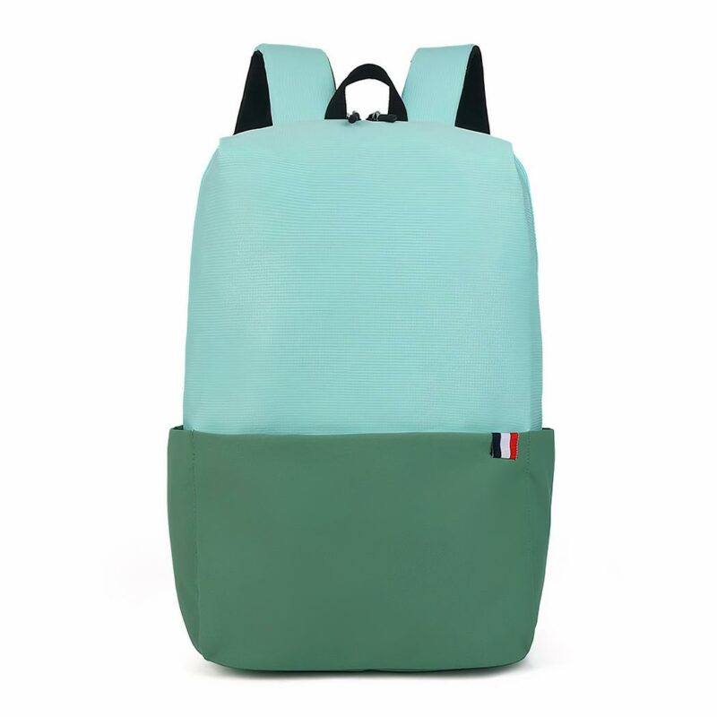 Sac à dos étanche pour ordinateur portable bleu et vert avec un fond blanc