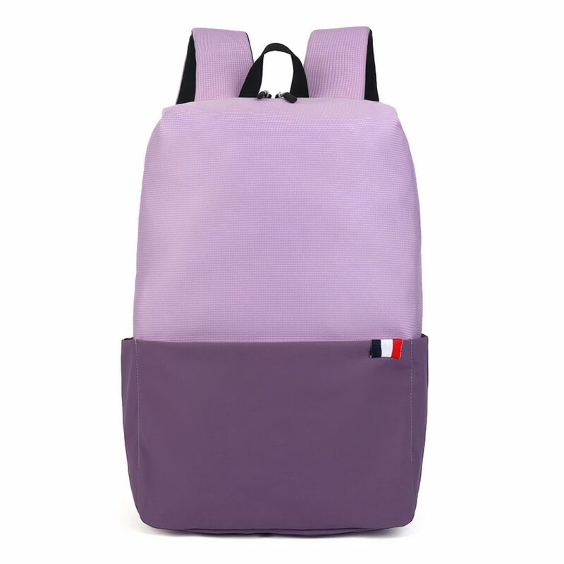 Sac à dos étanche pour ordinateur portable violet avec un fond blanc