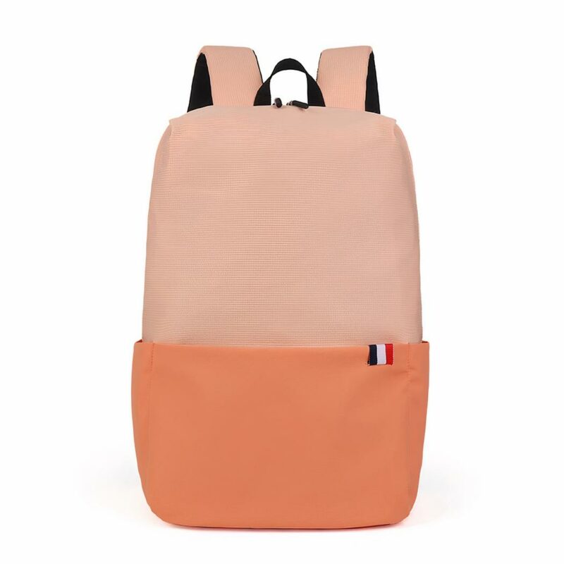 Sac à dos étanche pour ordinateur portable orange avec un fond blanc