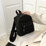 Sacs à dos en moumoute noir sur une femme