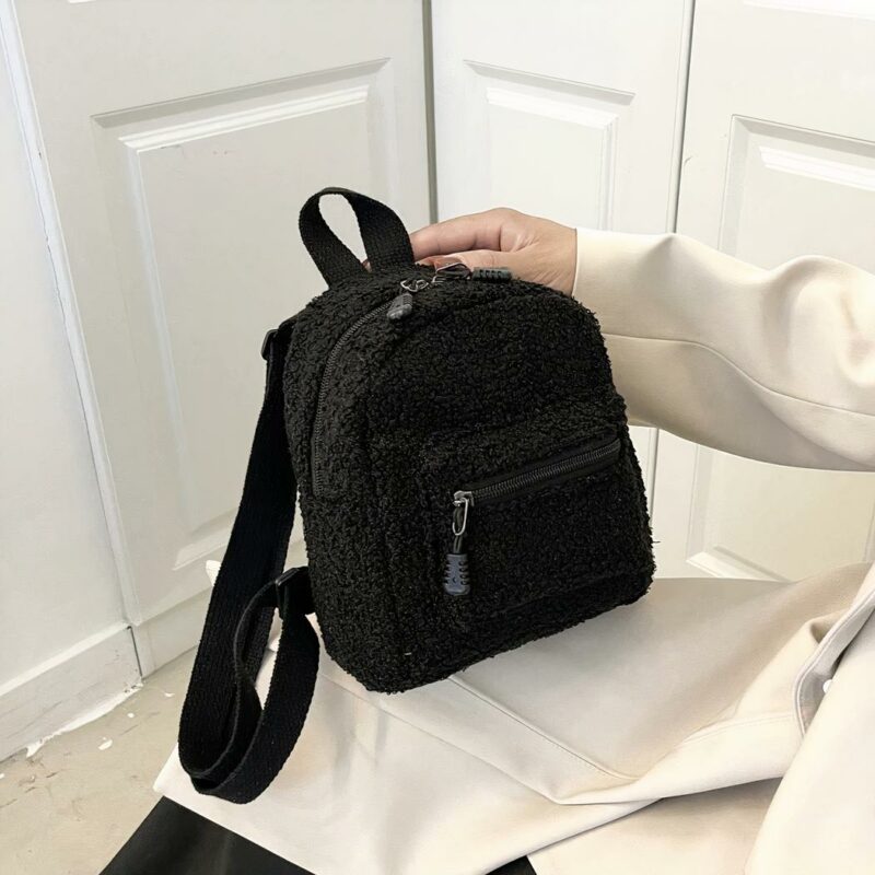 Sacs à dos en moumoute noir sur une femme