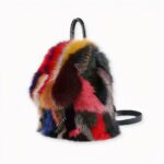 Le sac à dos en fourrure est l'accessoire parfait pour ceux qui veulent ajouter une touche de style et de fonctionnalité à leur look quotidien. Fabriqué en coton de haute qualité et en véritable fourrure de renard, ce sac à dos est non seulement chaud et coloré, mais aussi doux au toucher. Que vous l'utilisiez pour l'école, le travail ou les voyages, le sac à dos en fourrure ne manquera pas de faire sensation.