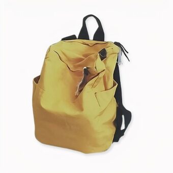 Sac à dos de voyage en toile jaune avec un fond bleu