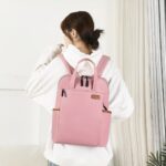 Sac à dos étanche pour femmes d'affaire porté par une femme dans une maison