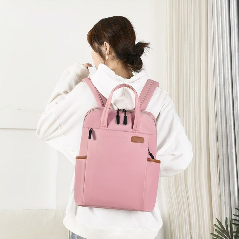 Sac à dos étanche pour femmes d'affaire porté par une femme dans une maison