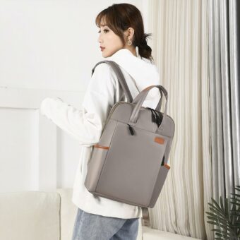 Sac à dos étanche pour femmes d'affaire gris avec une femme qui porte le sac