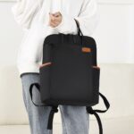 Sac à dos étanche pour femmes d'affaire noir avec un mannequin qui tient le sac