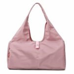 Sac de sport pour femme en nylon rose avec un fond blanc
