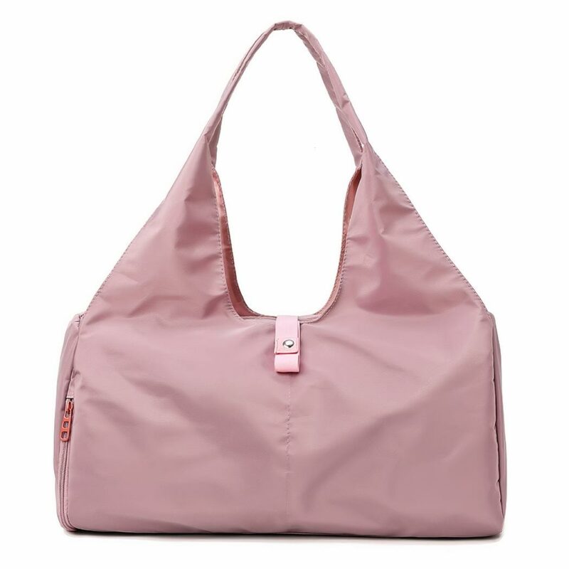 Sac de sport pour femme en nylon rose avec un fond blanc