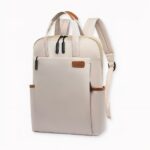 Vous cherchez un sac à dos pratique et à la mode qui gardera vos affaires en sécurité et au sec ? Ne cherchez pas plus loin que notre sac à dos imperméable pour femmes d'affaires ! Fabriqué avec des matériaux robustes et doté d'un design élégant, ce sac à dos est parfait pour garder vos affaires organisées pendant vos déplacements. Que vous vous rendiez dans les rues de New York ou que vous voyagiez dans un nouveau pays, ce sac à dos vous couvre.