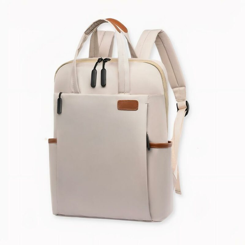 Vous cherchez un sac à dos pratique et à la mode qui gardera vos affaires en sécurité et au sec ? Ne cherchez pas plus loin que notre sac à dos imperméable pour femmes d'affaires ! Fabriqué avec des matériaux robustes et doté d'un design élégant, ce sac à dos est parfait pour garder vos affaires organisées pendant vos déplacements. Que vous vous rendiez dans les rues de New York ou que vous voyagiez dans un nouveau pays, ce sac à dos vous couvre.