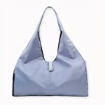 Ce sac de sport en nylon est parfait pour la femme moderne qui aime rester active. Il est pratique et à la mode, avec un design coloré et dynamique. Que vous vous rendiez à la salle de sport ou que vous alliez courir, ce sac vous aidera à transporter vos affaires essentielles avec style. Il est également assez solide pour supporter tout ce que votre entraînement peut lui faire subir. Alors allez-y, enlevez vos chaussures et profitez de votre séance d'entraînement - ce sac de sport vous couvre.