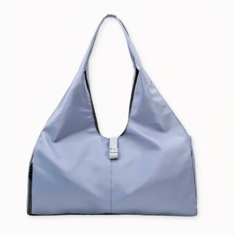 Ce sac de sport en nylon est parfait pour la femme moderne qui aime rester active. Il est pratique et à la mode, avec un design coloré et dynamique. Que vous vous rendiez à la salle de sport ou que vous alliez courir, ce sac vous aidera à transporter vos affaires essentielles avec style. Il est également assez solide pour supporter tout ce que votre entraînement peut lui faire subir. Alors allez-y, enlevez vos chaussures et profitez de votre séance d'entraînement - ce sac de sport vous couvre.