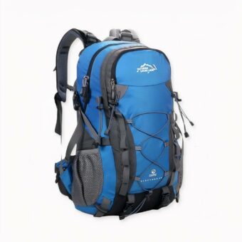 Sac à dos de ski avec ajustement vertébral en version bleue sur fond gris clair.