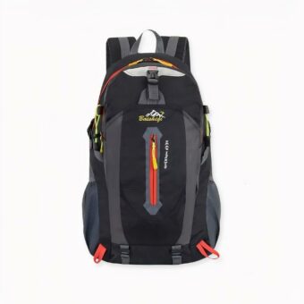 Sac à dos de ski de grande capacité sur fond gris clair.