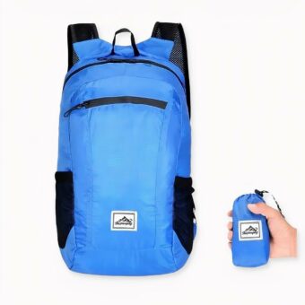Sac à dos de ski léger et pliable en version bleue, sur fond gris clair.