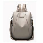 Sac à dos en tissu oxford antivol élégant pour femme gris avec un fond blanc